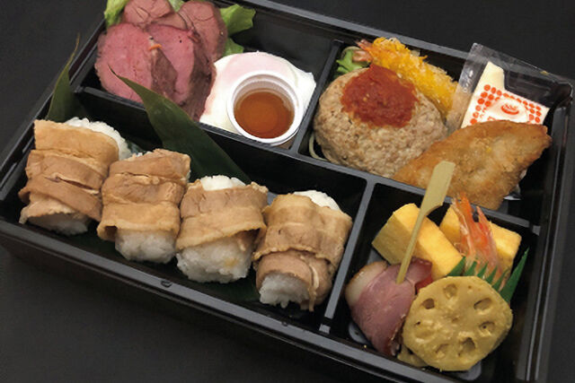 肉巻ご飯とローストビーフ弁当