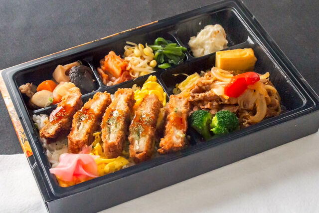 牛焼肉とジューシーと豚かつ弁当