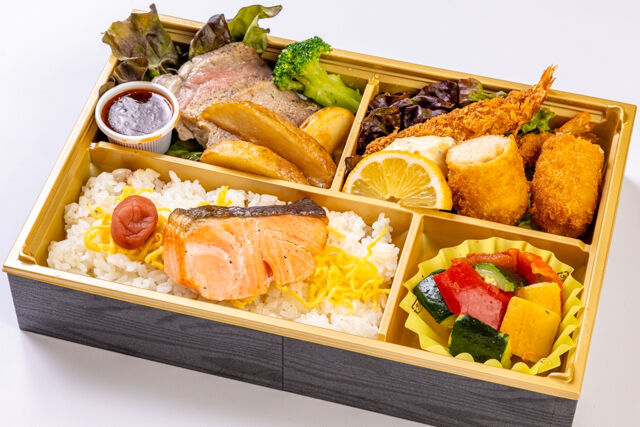 サーモンと牛ステーキとクリームコロッケ弁当