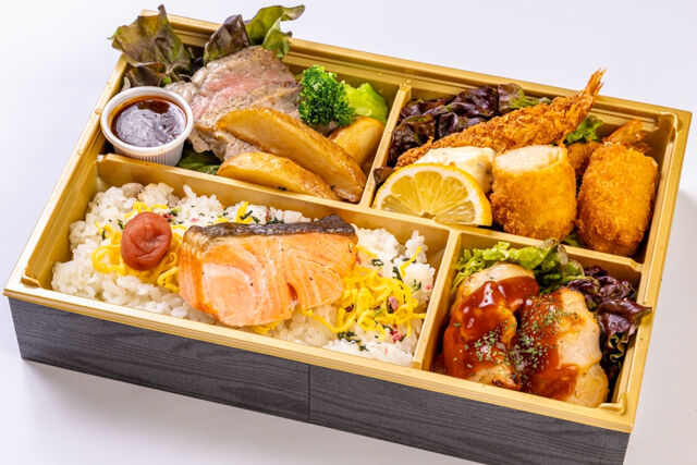 サーモンと牛ステーキとグリルチキンと海老フライ弁当