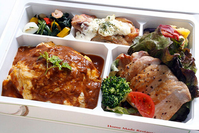 ピーチポークのローストと地鶏のトロトロオムライス弁当