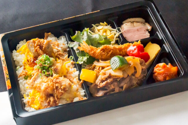 焼肉と海老フライ弁当