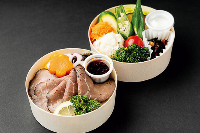 【彩り温野菜のわっぱ二段弁当】自家製低温熟成やわらかローストビーフわっぱ弁当