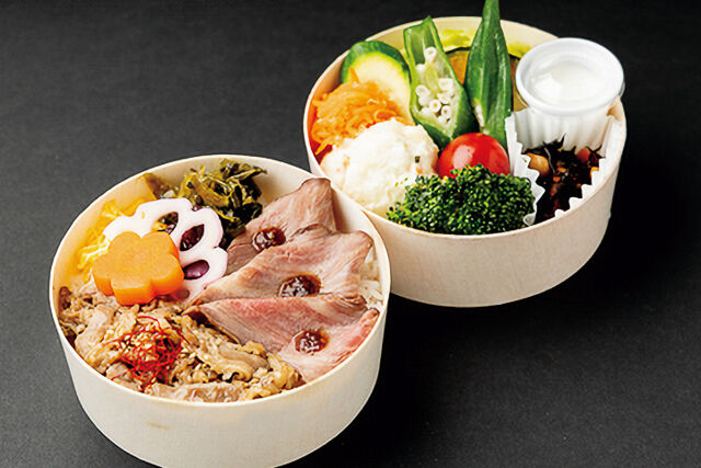 【彩り温野菜のわっぱ二段弁当】 黒毛和牛ローストビーフと厳選牛炙り焼わっぱ弁当
