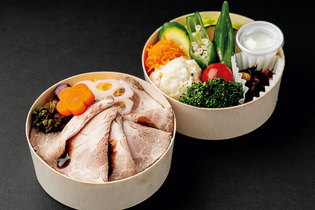 【彩り温野菜のわっぱ二段弁当】 やわらかローストポークの香り柚子胡椒焼わっぱ弁当