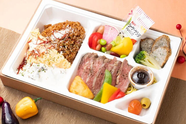 【秋限定】自家製きのこクリームソースの特製オムライスと厳選ビーフテーキ弁当