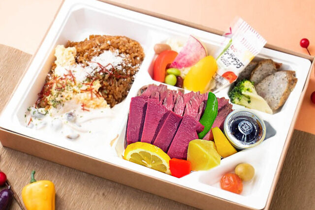 【秋限定】自家製きのこクリームソースの特製オムライスと厳選ビーフステーキ&厚切り牛タン弁当