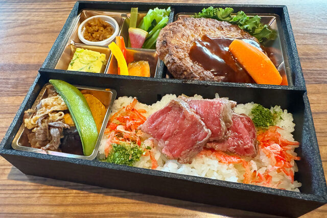 アジサイ~Ajisai~特大デミハンバーグとすき焼の香ばしさが増した熟成厳選牛ステーキ重