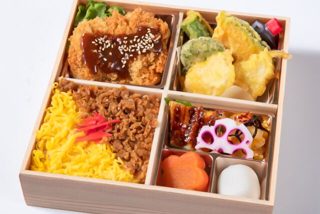 味噌カツと季節の天麩羅のそぼろ重御膳