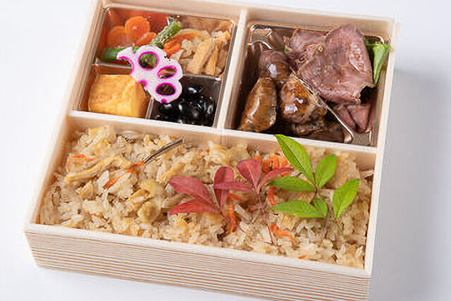 サイコロステーキとローストビーフの炊き込み御膳