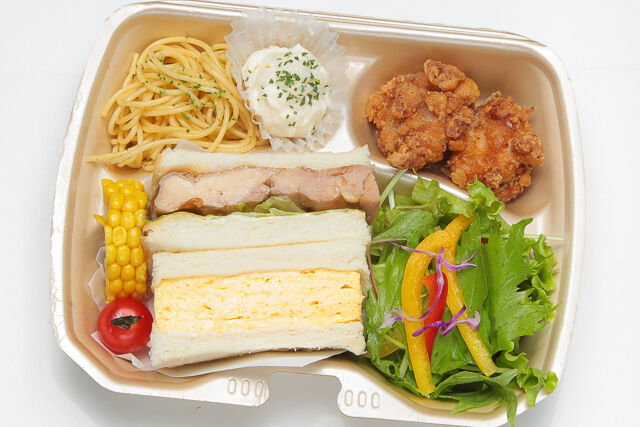 【熨斗対応可】MIXサンド&唐揚げ・季節の8種サラダ