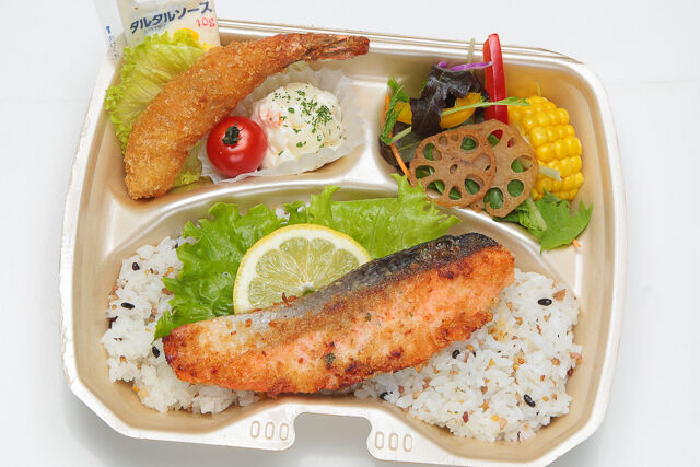 【熨斗対応可】鮭のムニエル&天然エビフライ・季節の8種サラダ