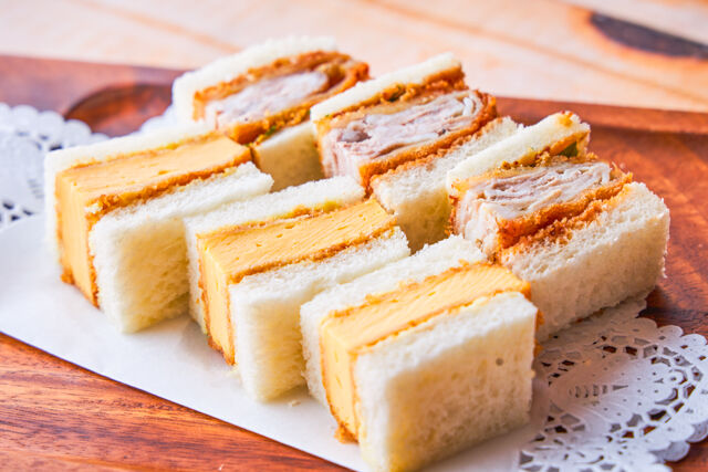 厚焼き玉子×特製BBQソース豚(トン)カツのコンビサンド