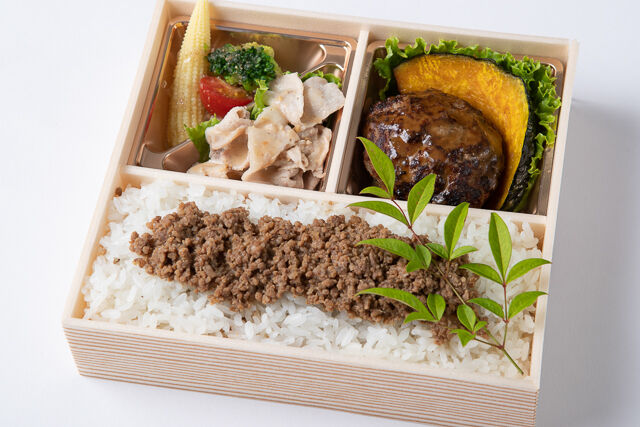 自家製ハンバーグ&自家製牛そぼろ重御膳