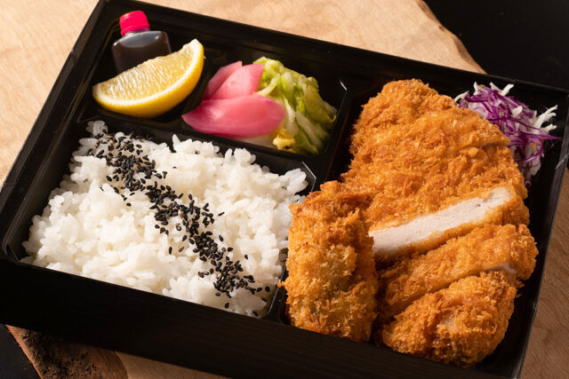 極上厚切りとんかつとカキフライ弁当