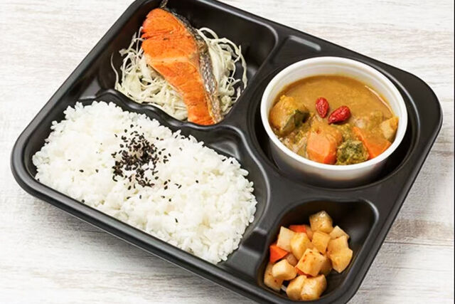 大人気満足ジャガイモカレー&鮭塩焼き