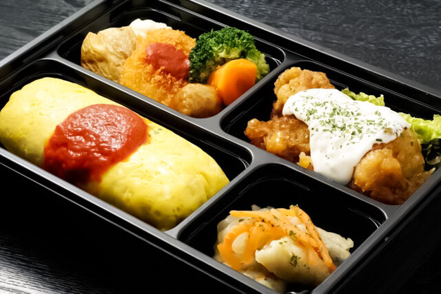 チキン南蛮と特製オムライス弁当