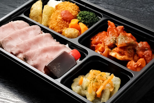 若鶏のトマトソース煮と和牛ローストビーフ丼