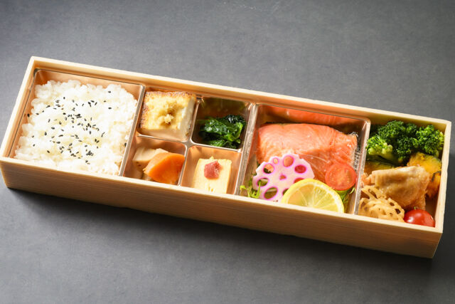 自家製塩麹の熟成焼き鮭弁当