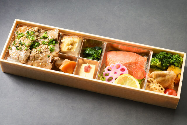 自家製塩麹の熟成焼き鮭と十勝ブランド豚の豚丼弁当