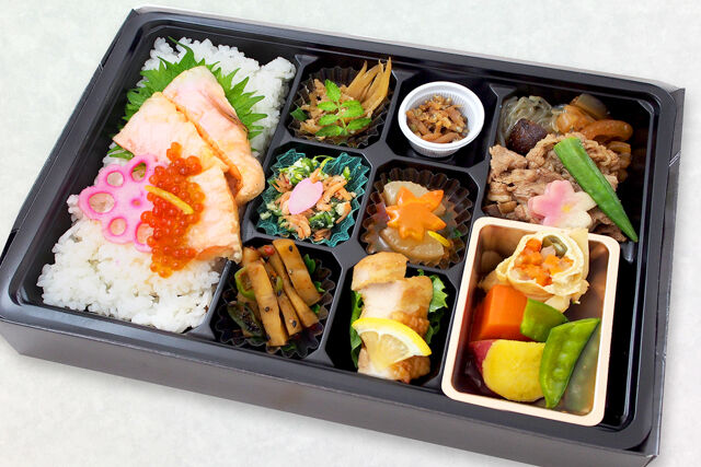 彩幕ノ内弁当~厳選牛すき焼きと極み鮭ハラスといくらの親子飯~