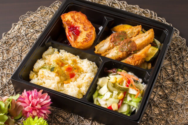 デミソースチキンカツ&フレンチトースト弁当