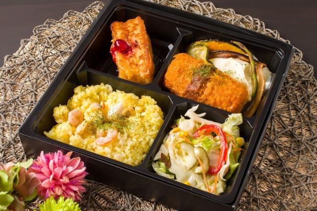 カニクリームコロッケと魚介のパエリア&フレンチトースト弁当