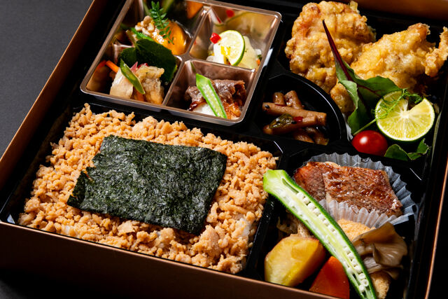 【熨斗対応可】鶏の柚子ごしょう天ぷらとそぼろのり弁の幕ノ内弁当