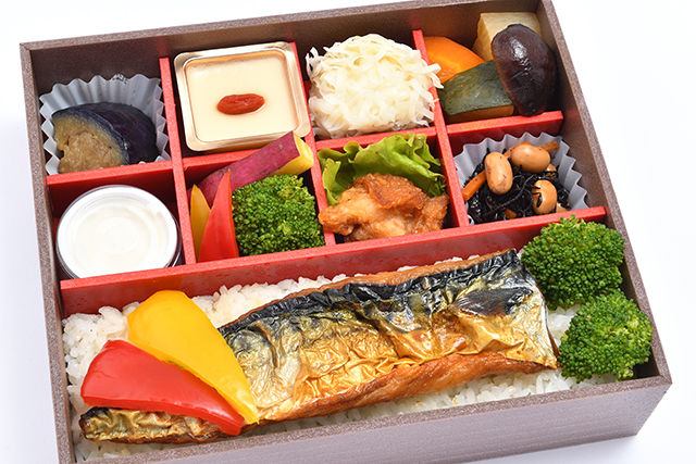 鯖飯と彩り8枡弁当