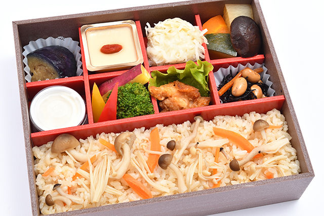季節の炊き込みご飯と彩り8枡弁当