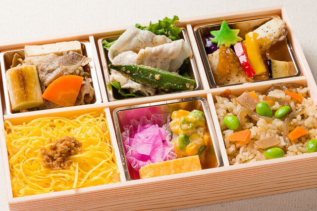牛すき焼きと豚冷しゃぶ、旬の魚と野菜のさっぱりおろしあんかけ彩り御膳