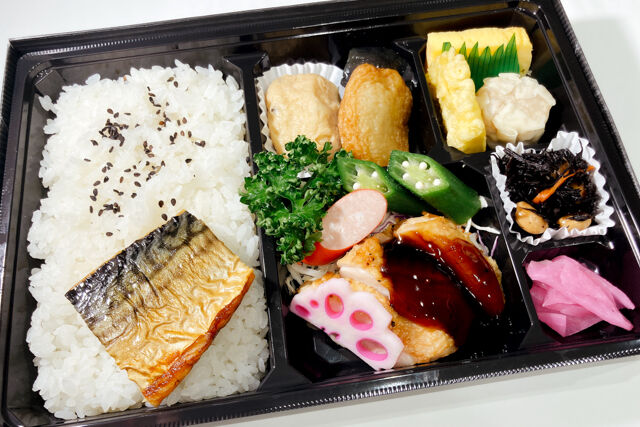 サバの塩焼きと鶏の照り焼き弁当