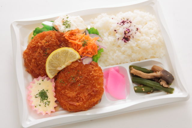 カニクリームコロッケ弁当 ~自家製タルタル添え~
