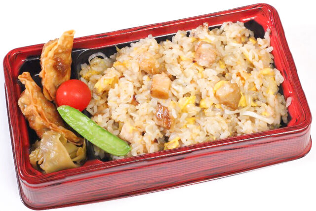 【中華飯店 豚花火】揚げ餃子と特選豚三枚肉チャーハン弁当