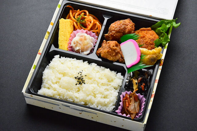デラックス旭屋のカニクリームコロッケ ざんぎ弁当