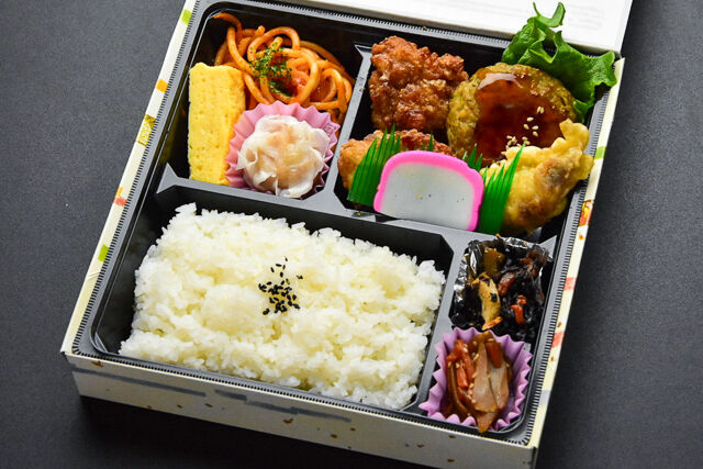 デラックス旭屋の豆腐ハンバーグざんぎ弁当