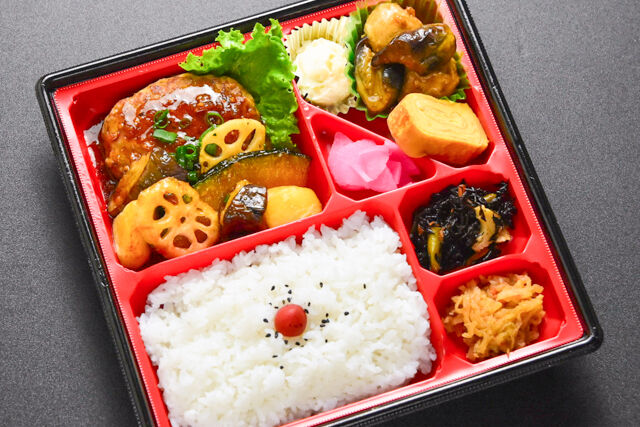 特製揚げ野菜とハンバーグ・ガーリックソース