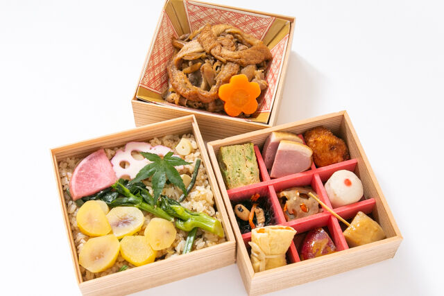 【熨斗対応可】【秋限定】秋の味覚ご飯(栗)と彩り9升の三段弁当