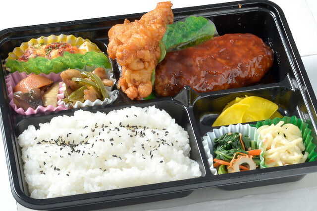 自家製ハンバーグと鶏の唐揚げ弁当