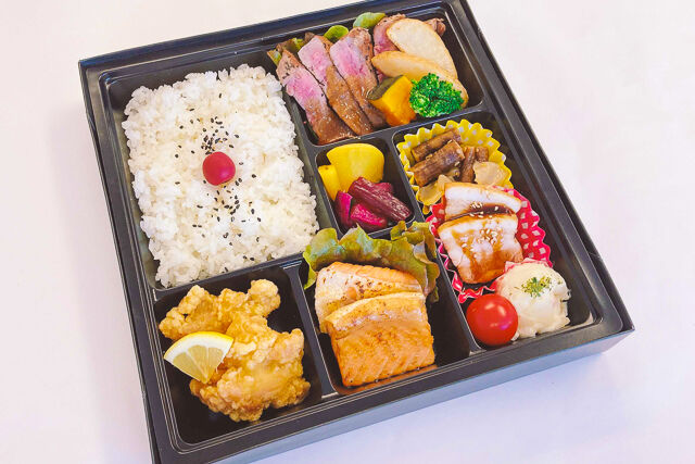 ビーフステーキとザンギと銀鮭ハラス焼き弁当