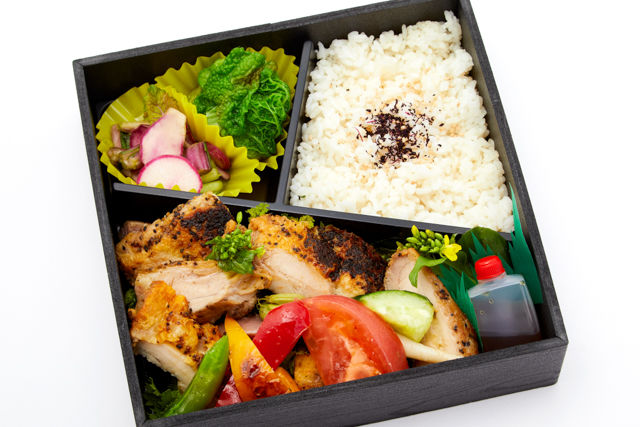 グリルチキンと自家栽培野菜のグリル&サラダ~旬のお惣菜2種付き~