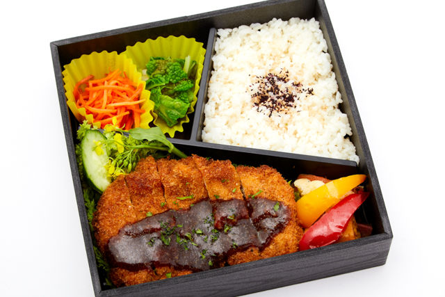 チキンカツと自家栽培野菜のグリル&サラダ~旬のお惣菜2種付き~