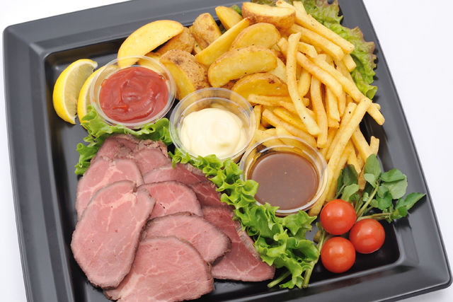 本格グレービーソースの厚切りローストビーフ&ポテトフライ