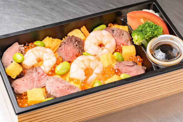 ローストビーフと海鮮の彩り重