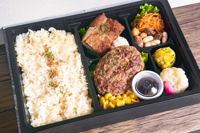 焦がし玉ねぎソースのハンバーグ&グリルチキンBOX