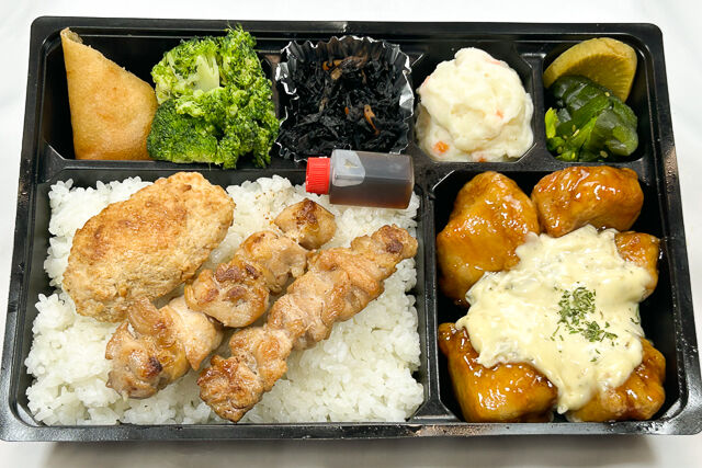 選べる和風おかずと朝引き但馬鶏の焼鳥3種盛弁当