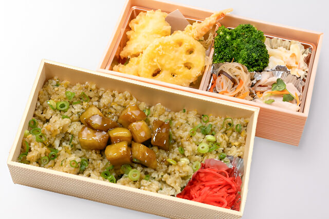 選べる和風おかずと鶏の角煮炒飯弁当