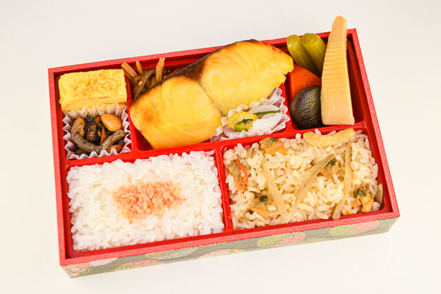 西京焼と二色ごはん弁当(あさりと牛蒡の炊込みご飯)