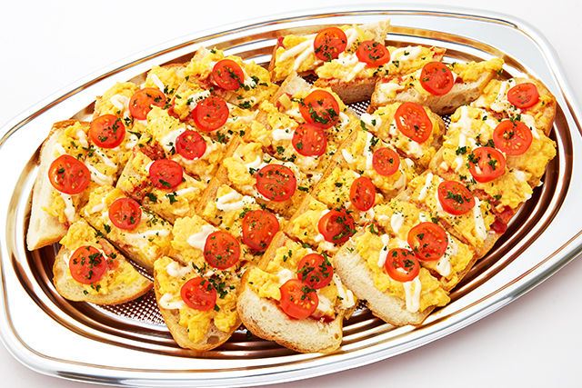 スクランブルエッグのバケットピザ