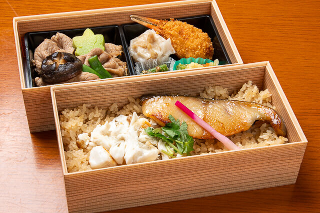 銀鱈西京焼きと豚すき煮の鯛めし二段重